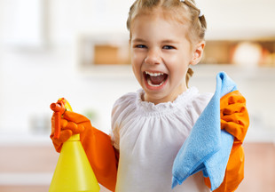 Быстро, без жалоб и капризов: 10 способов научить ребенка выполнять работу по дому