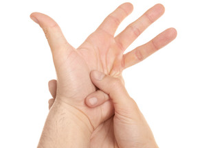 Привычка хрустеть пальцами: вредно ли это для суставов?