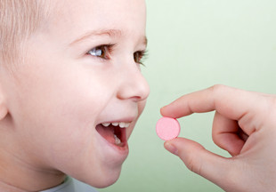 Как научить ребенка глотать таблетки
