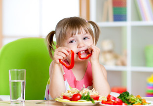 От 2 до 18: диетолог рассказала про принципы питания детей