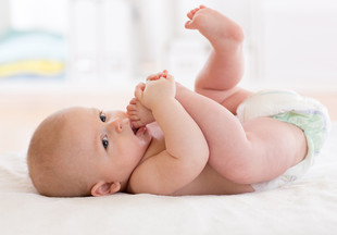 Неожиданные факты: 5 причин, почему ребенок тянет ногу в рот
