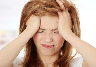 Менструальная мигрень: по каким причинам возникает и как правильно от нее избавиться