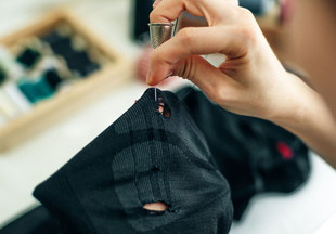 Как красиво зашить дырку на одежде, чтобы шов был незаметным?