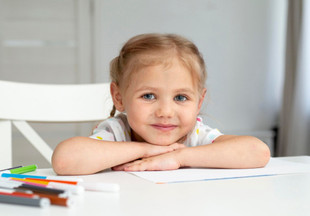 Учёба, творчество или хобби: выбираем детский стол под интересы ребёнка