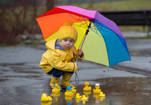 Модный практикум: 7 непромокаемых детских вещей для игры на улице