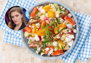 Лучше греческого и шопского: Анна Казючиц поделилась фирменным рецептом овощного салата с творогом