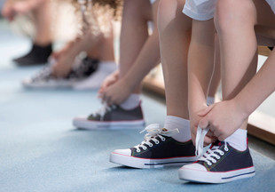 Для спорта: какую обувь купить школьнику на урок физкультуры