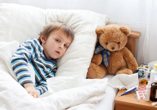Без заложенного носа и «плохой» подушки: 6 советов, как помочь заболевшему ребенку спать всю ночь