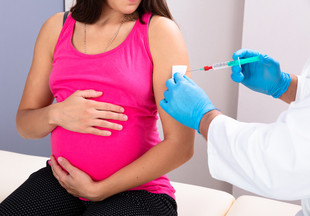 Важно: эксперты рассказали, как и когда лучше всего вакцинироваться от COVID-19 беременным