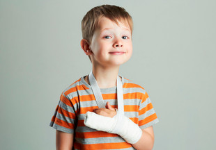 Перелом руки у детей: о чем нужно знать родителям