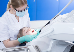 Лечение зубов во сне: кому и в каких случаях можно использовать такой метод