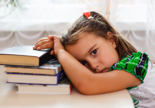 Пора снизить нагрузку: невролог перечислил признаки усталости у ребенка