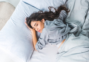 На животе, спине, калачиком: эксперт назвал пользу и вред любимых поз для сна
