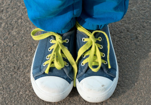 Как научить ребенка завязывать шнурки: тренажеры, видео и веселый стишок