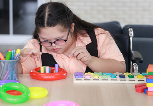 Игрушки для детей с аутизмом: на что нужно обратить внимание