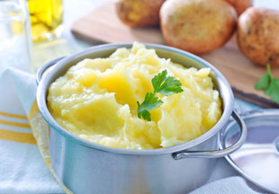 Не снимая кожуры: блогер поделилась быстрым рецептом картофельного пюре