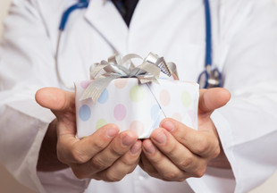 Что подарить врачу: 60+ идей подарков от души и с пользой