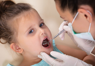Замечали у ребенка? Эксперт перечислил стоматологические проблемы у детей в разном возрасте