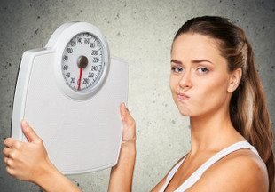 Перед месячными увеличивается вес: почему, что делать