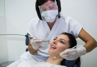 Чистка зубов ультразвуком: кому необходима и есть ли противопоказания