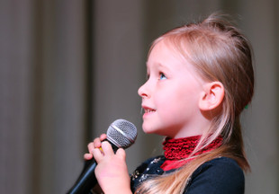 Теперь в Книге рекордов Гиннесса: 7-летнюю девочку признали самой юной оперной певицей в мире