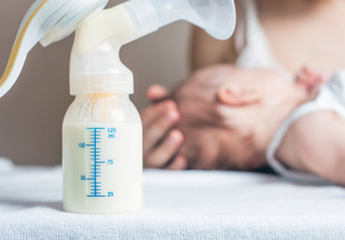 Как сохранить после сцеживания грудное молоко