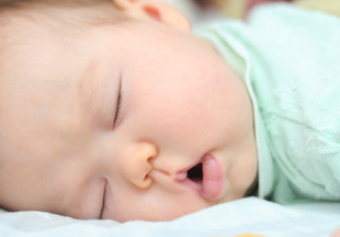 Ребенок спит с открытым ртом: когда следует насторожиться?