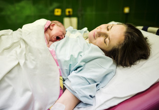 Метод кенгуру: как происходит первое знакомство мамы с новорожденным ребенком