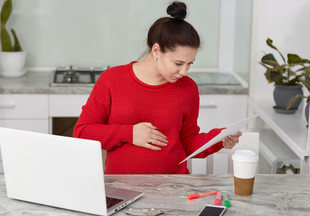 Если беременная работает не по трудовой книжке: эксперт пояснил, какие пособия положены в этом случае