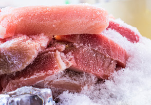 Как разморозить мясо правильно и быстро: советы для хозяек