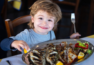 Рыба в детском питании: что нужно знать и чего опасаться?