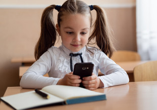 В Роспотребнадзоре пояснили, можно ли детям пользоваться в школе мобильными телефонами