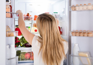 От яиц до томатного соуса: эксперты выяснили, какие продукты опасно хранить вне холодильника