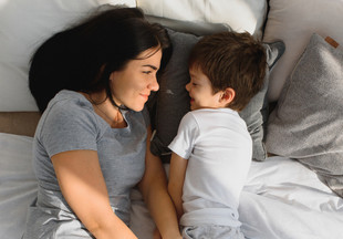 Фраза перед сном, которая чудесным образом влияет на поведение ребенка (и мамы)