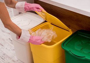 Как организовать раздельный сбор мусора на кухне: изучаем системы хранения