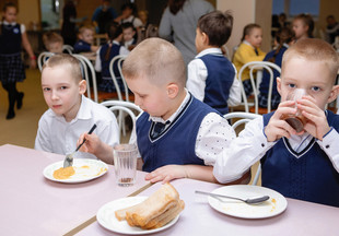 Самый сложный вопрос: что едят дети в школьных столовых и как это проконтролировать