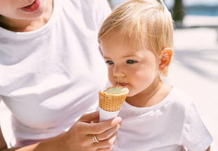 Мороженое детям: с какого возраста можно давать?