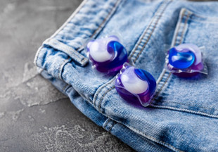 Одежда века: как правильно стирать и сушить джинсы