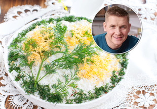 Как в ресторане: Александр Белькович поделился фирменным рецептом салата «Мимоза»