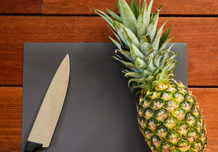 Как почистить и порезать ананас в домашних условиях
