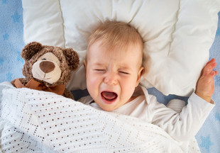 Почему малыш просыпается ночью с плачем и как ему помочь