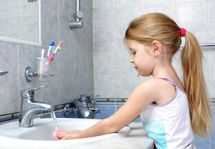От стишков до лайфхаков: 11 способов приучить ребенка мыть руки