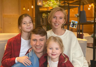 Летний вояж: Алексей Ягудин с женой и дочками отправились во Францию, где находится их особняк