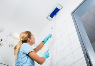 Инструкция: как помыть натяжной потолок и не испортить его при этом