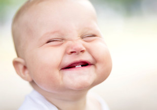 Когда ребенок начинает улыбаться осознанно