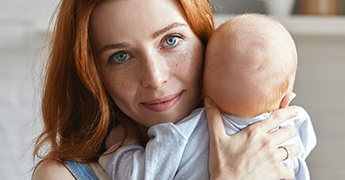 Зачем нужно держать новорожденного столбиком после кормления, как правильно это делать