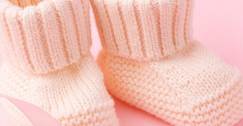 Как связать крючком пинетки для новорожденного