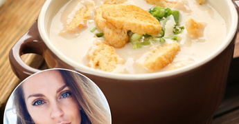 Зимой особенно вкусный: Саша Савельева поделилась любимым рецептом сливочного супа с гренками