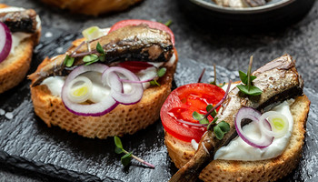 10 оригинальных рецептов бутербродов со шпротами