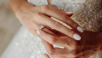 Свадебный маникюр для невесты: модные тренды и классические идеи
